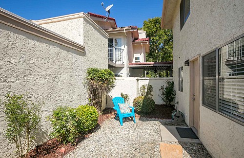 1056 Windmill Lane, Oak Park, CA 91377