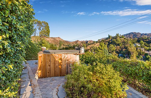 2445 Highpoint Dr, Agoura Hills, CA 91301