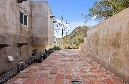 2045 Lookout Dr., Agoura Hills, CA 91301