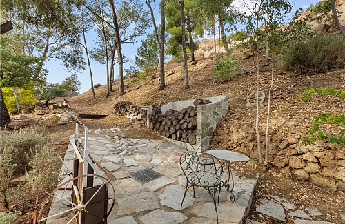 1557 Lookout Dr, Agoura Hills, CA 91301