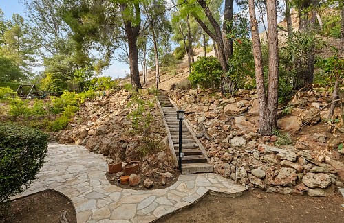 1557 Lookout Dr, Agoura Hills, CA 91301