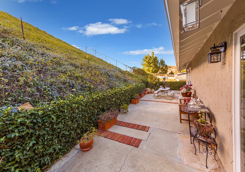 4131 Defender Dr, Agoura Hills, CA 91301