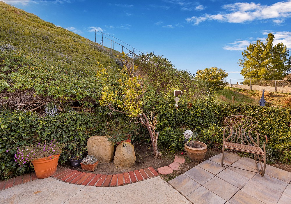 4131 Defender Dr, Agoura Hills, CA 91301