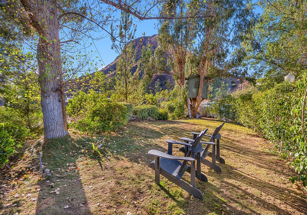 2445 Highpoint Dr, Agoura Hills, CA 91301