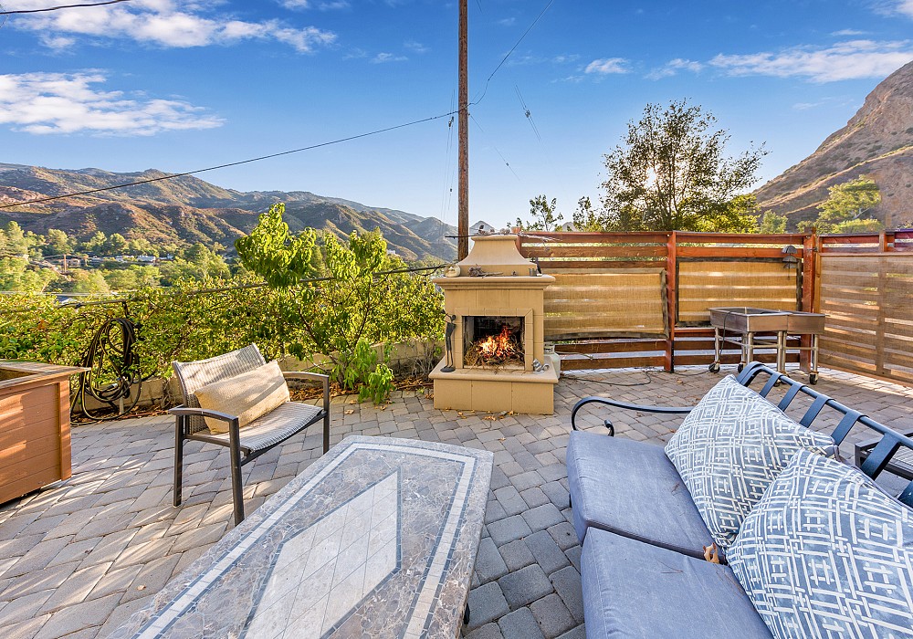 2445 Highpoint Dr, Agoura Hills, CA 91301