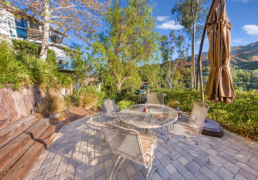 2445 Highpoint Dr, Agoura Hills, CA 91301