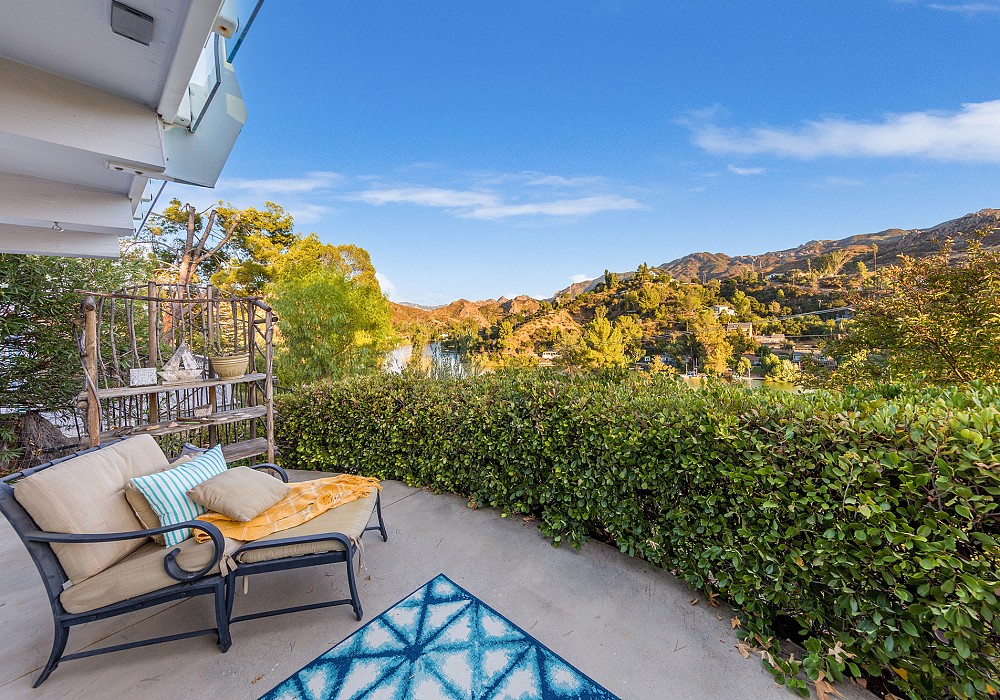 2445 Highpoint Dr, Agoura Hills, CA 91301