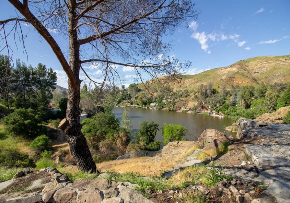 28804 Lakeshore Drive, Agoura Hills, CA 91301