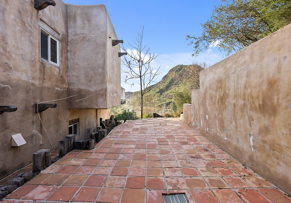 2045 Lookout Dr., Agoura Hills, CA 91301