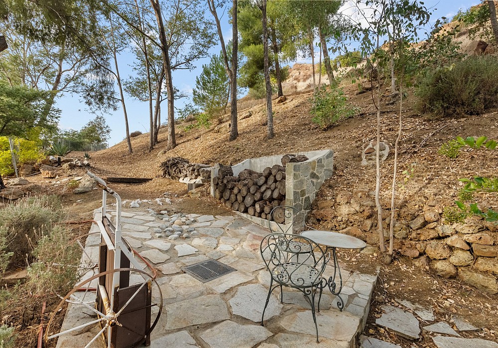 1557 Lookout Dr, Agoura Hills, CA 91301