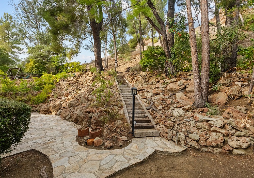 1557 Lookout Dr, Agoura Hills, CA 91301