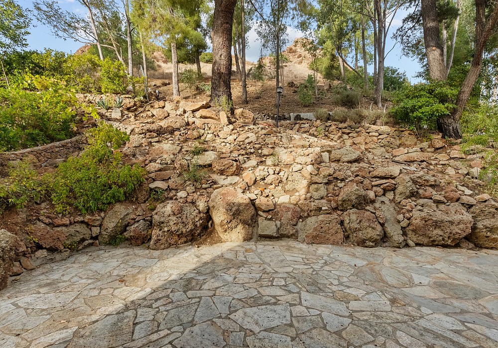 1557 Lookout Dr, Agoura Hills, CA 91301