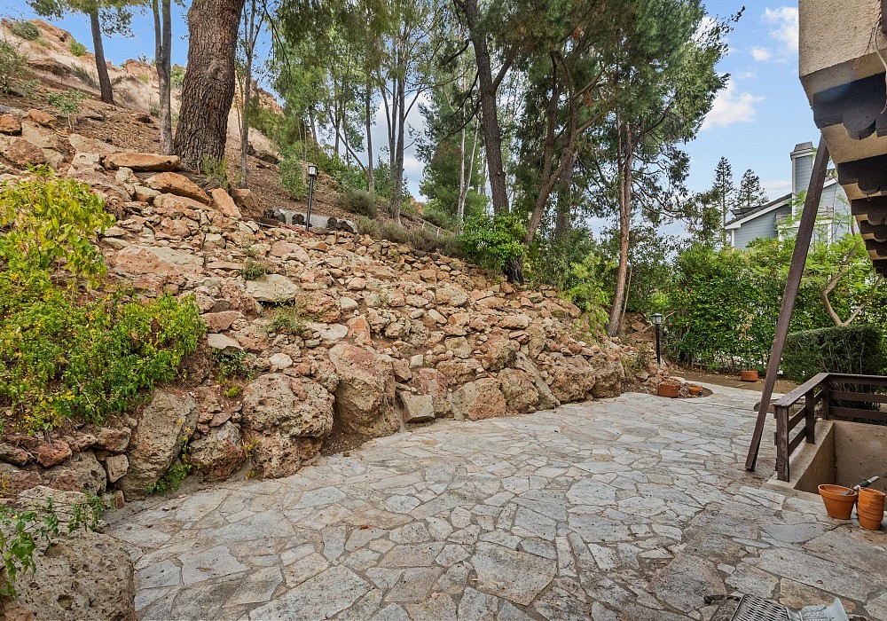 1557 Lookout Dr, Agoura Hills, CA 91301