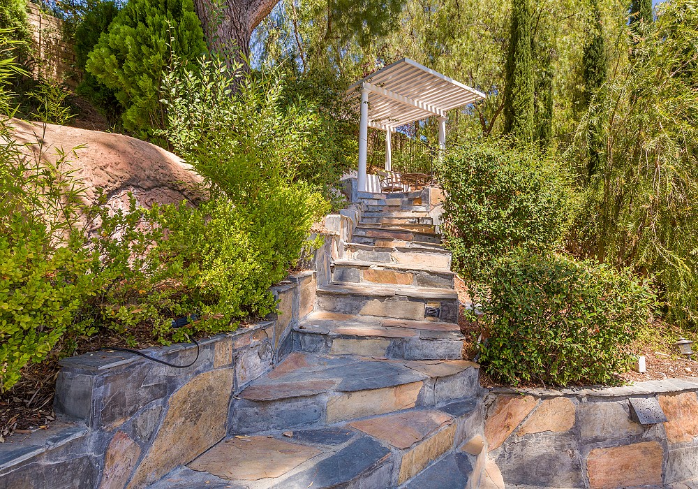 5537 Foothill Drive, Agoura Hills, CA 91301